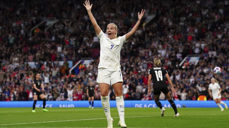 Die Engländerin Beth Mead jubelt über ihren Siegtreffer gegen Österreich. (Martin Rickett / AP)