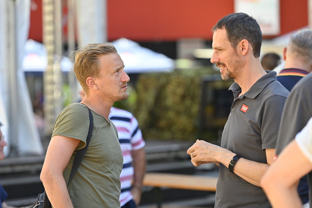 Stefan Büsser im Gespräch mit einem Mitarbeiter von SRF.