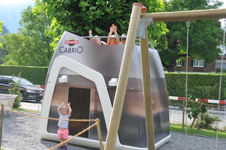Das Modell der Cabrio-Bahn im Massstab 1:2 steht nun in einem Spielplatz des Steinersmatt-Quartiers – zur Freude der Kinder.
