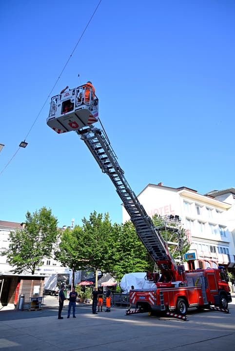 «Donnschtig-Jass»: Mithilfe einer Feuerwehrleiter beflaggt die Grenchner Stadtfeuerwehr den Marktplatz.