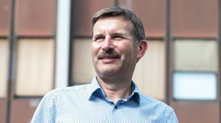 Josef Schmidli vor dem Emmer Gemeindehaus nach seiner Wiederwahl 2020. (Bild: Dominik Wunderli)