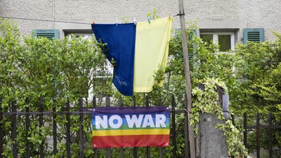 Die ukrainischen Farben sind aktuell an vielen Hausfassaden zu sehen. Ebenso die Regenbogenflaggen mit der Aufschrift: «Kein Krieg». (Symbolbild: Peter Klaunzer / Keystone)