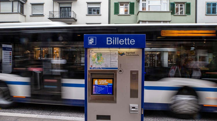 Bis 2024 sollen alle Bushaltestellen der Schweiz barrierefrei sein. Der Zuger Stadtrat gibt Auskunft über den Stand der Anpassungen in Zug. (Bild: Stefan Kaiser (Zug, 28. Juni 2022))