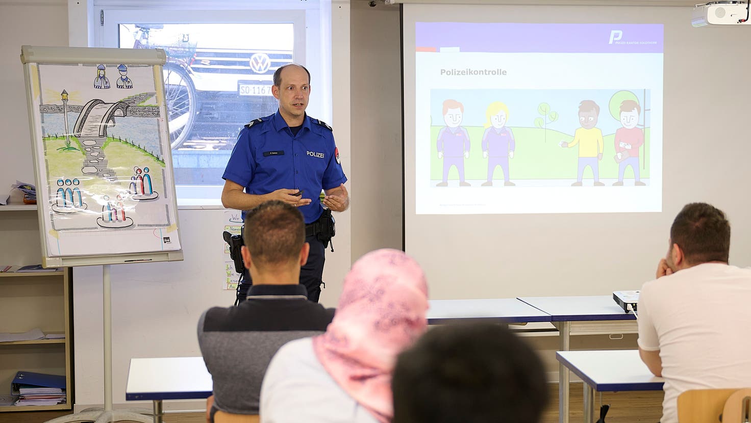 Die Kantonspolizei hat einen «Brückenbauer» für Migrantinnen und Migranten in  Deutschintegrationskursen. (José R. Martinez)