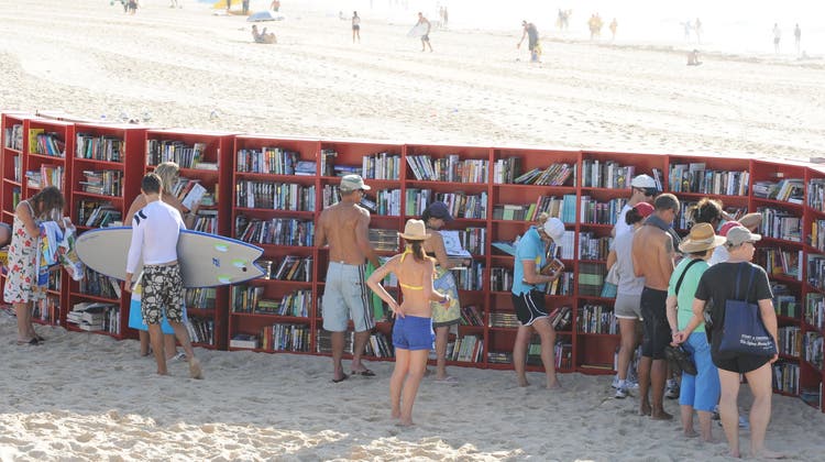 Strandbibliothek in Sidney aus lauter Billy-Regalen von Ikea. (James D. Morgan / AsiaPac / Getty Images)