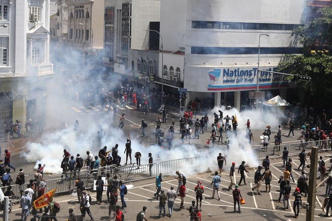 Die Polizei setzte Tränengas ein, Soldaten gaben Warnschüsse in die Luft ab.