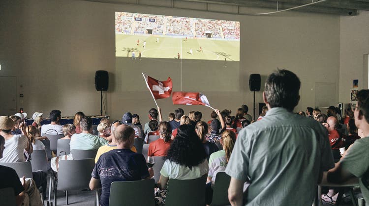 Die Fans verfolgen gespannt das Spiel Schweiz - Portugal. (AZ / Roland Schmid)
