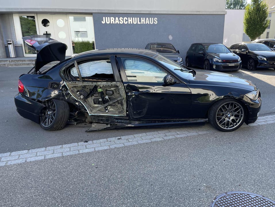 Rupperswil, 10. Juli: Frisch im Besitz seines Führerausweises verunfallte ein 18-Jähriger in Rupperswil. Drei junge Männer wurden leicht verletzt.