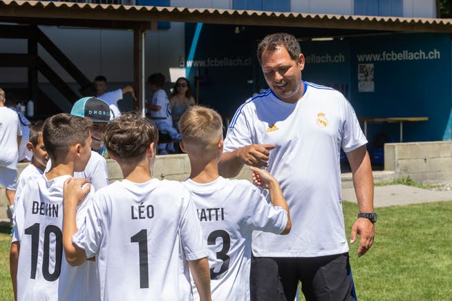 Die Kids des FC Bellach haben diese Woche die Gelegenheit, mit der Real-Madrid-Clinics zu trainieren. Ivan Guerrero (Techniktrainer Real Madrid) wird begrüsst.