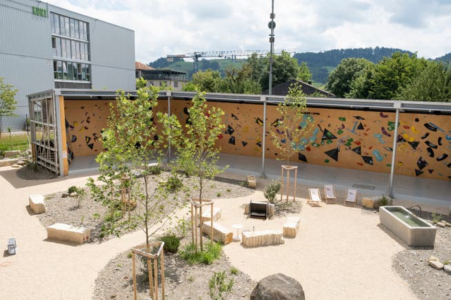 Outside there is also a barbecue area as well as sun loungers and other places to sit.
