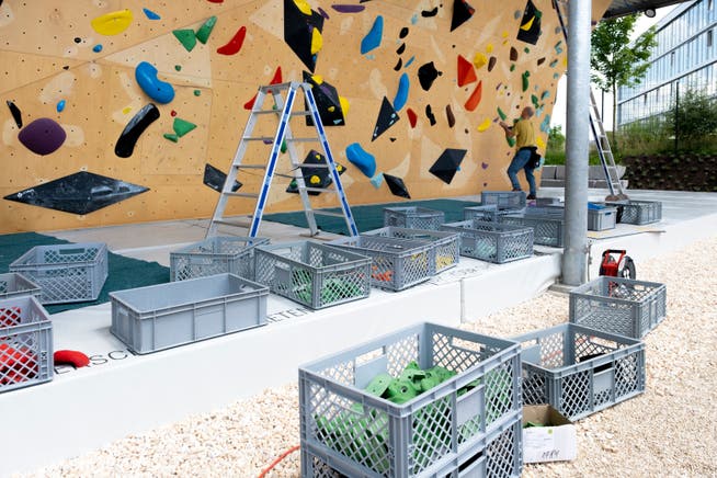 The holds are replaced regularly and the routes are changed accordingly.