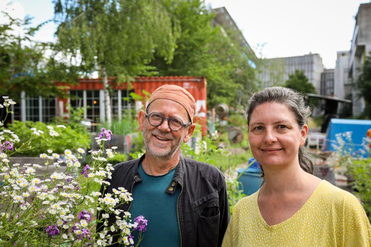 Künstler und Komponist Roman Rutishauser und Architektin Christine Egli stehen im ehemaligen Trassee der Appenzeller Bahnen. Der gewonnene Platz wird vielfältig genutzt.