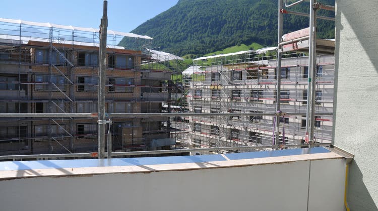 Blick vom Balkon auf zwei gegenüberliegende Häuser der zweiten Fliegersiedlungs-Etappe. (Bild: Matthias Piazza (Stans, 11. Juli 2022))
