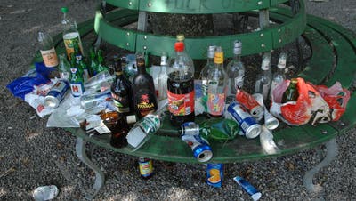 Herumliegende Flaschen, Dosen und Abfall sind ein Ärgernis. (Nana Do Carmo)