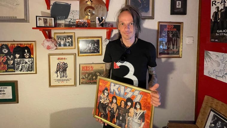 Der gebürtige Brittnauer Patrick «Pidi» Leuenberger aus Zofingen sammelt alles von der Hardrock-Band Kiss. (Ilir Pinto / Zofinger Tagblatt)