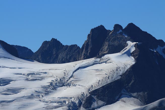 Die grosse Spalten im Eis des Triftgletschers sind normalerweise erst im August so gut sichtbar. Hier eine Aufnahme von August 2015.