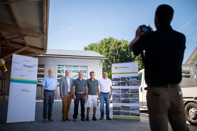 Medientermin in Affeltrangen: Auf dem Dach der Lagerhalle wird dank kantonaler Förderung Solarstrom produziert.