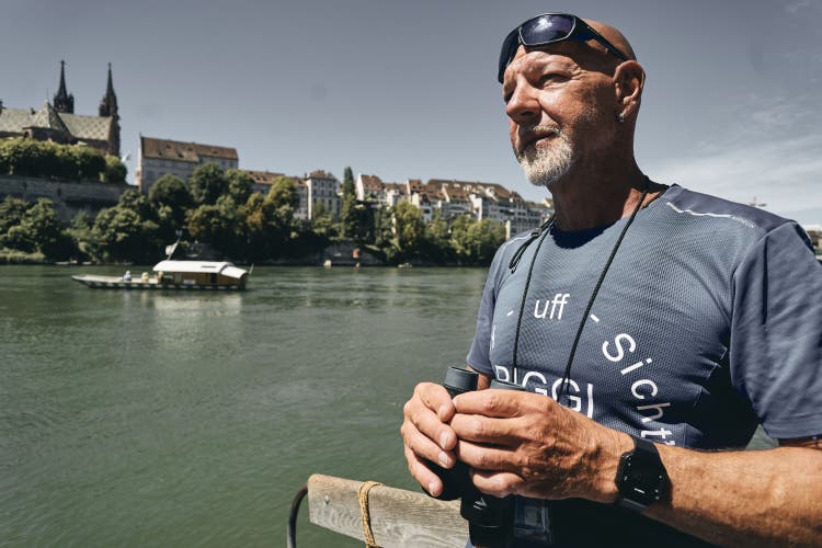 Gianfranco Riggi hat zwar kein offizielles Mandat: Als freiwilliger Bademeister schaut er jedoch zu den Rheinschwimmenden.