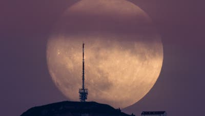 Der zunehmende Mond gestern über Rigi Kulm. Heute kommt der Mond der Erde noch näher und wird als Supermond bezeichnet. (Philipp Schmidli / Keystone)