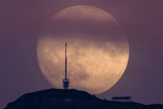 Der zunehmende Mond gestern über Rigi Kulm. Heute kommt der Mond der Erde noch näher und wird als Supermond bezeichnet.