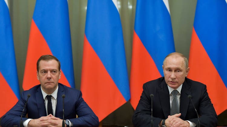 Dmitri Medwedew (l) und Wladimir Putin. (Alexander Astafyev / AP / KEYSTONE)