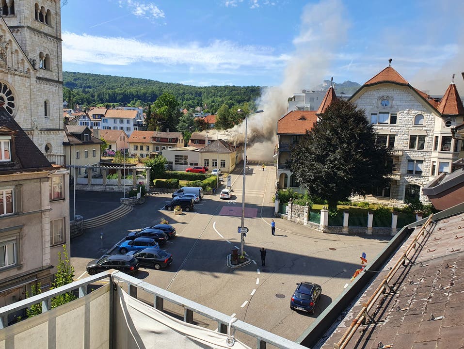 Blick auf den Brand von einem Balkon eines Anwohners.