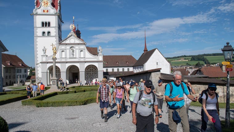 Start der 1. LZ-Wanderung war die Stiftskirche in Beromünster. (Bild: Boris Bürgisser (Beromünster, 14. Juli 2022))