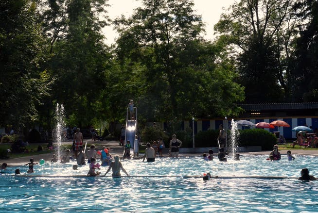 Trotz der Ferienzeit tummeln sich aktuell viele hundert Badegäste im Parkbad an der Murg.
