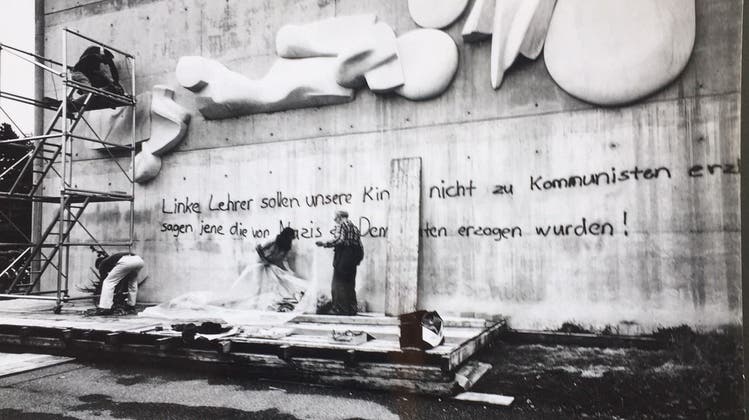 Die Montage des Werks «Kalligraphie» von Lorenz und Helen Balmer rief in Pratteln 1982 Protest hervor. (Bild: zVg)
