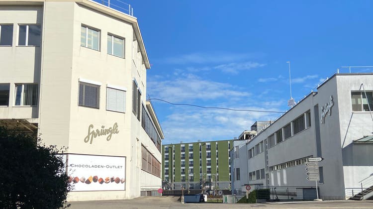 Zwischen dem Produktionsgebäude rechts und dem Gebäude links, in dem unter anderem die Verwaltung untergebracht ist, ist ein Verbindungsgebäude geplant. (Sharleen Wüest)