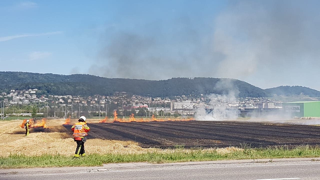 Spreitenbach, 14. Juli: Eine Strohballenpresse fing Feuer und setzte ein Getreidefeld in Brand. Veletzt wurde dabei niemand.