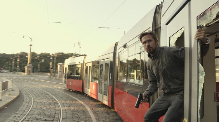 Mit einem Tram in Prag kann Sierra Six (Ryan Gosling) ziemlich viel Schaden anrichten. (Netflix)