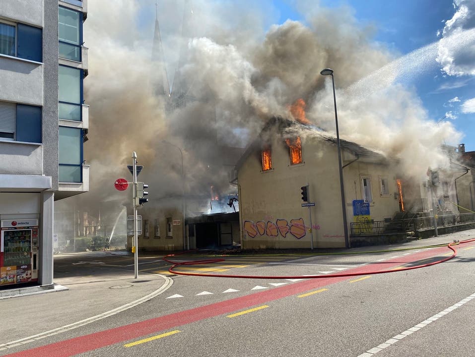 Um zirka 16.30 Uhr ging bei der Kantonspolizei die Meldung über einen Brand an der Ecke Bleichmattstrasse/Ziegelfeldstrasse ein.