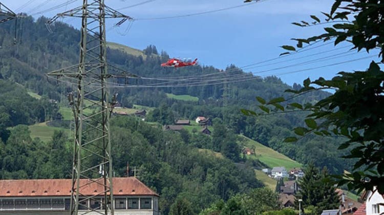Ein Helikopter der Rega kreist über dem Wägital. (Leserbild Janine Büsser)