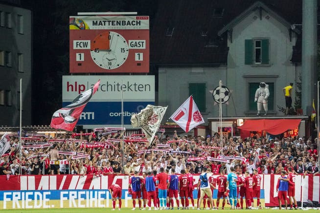 Eine Stadt meldet sich an: Winterthurer Spieler und Fans nach dem 1:1 gegen Basel.