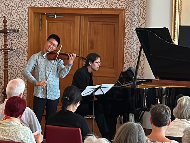 Innig und zum Teil auswendig: Dan Zhu (Violine) und Ivo Haag (Flügel) spielen Debussy. 