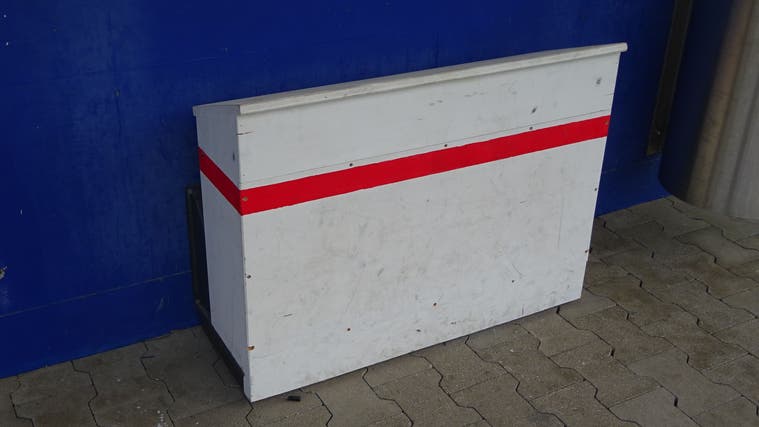 Diese ominöse Kiste steht am Bahnhof in Meggen. (Bild: PD)