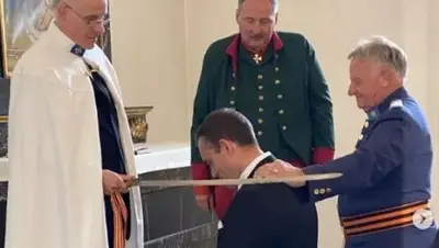 Marco Frauenknecht (kniend) während der Zeremonie. (Screenshot: Instagram)