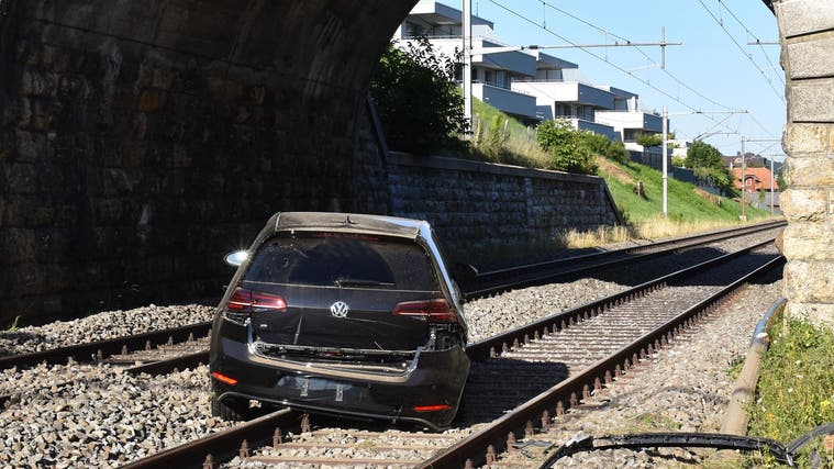 Hier in Egolzwil landete das Auto auf dem Bahngleis. (Bild: Luzerner Polizei)