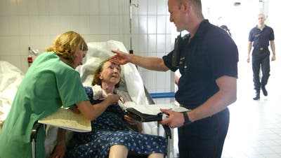 Gerettet! Eine alte Frau wird im August 2003 in das Pariser Spital Sainte-Antoine eingeliefert. (Keystone)