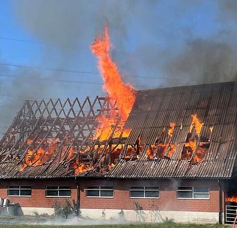 Flammen schlagen aus dem Dach.