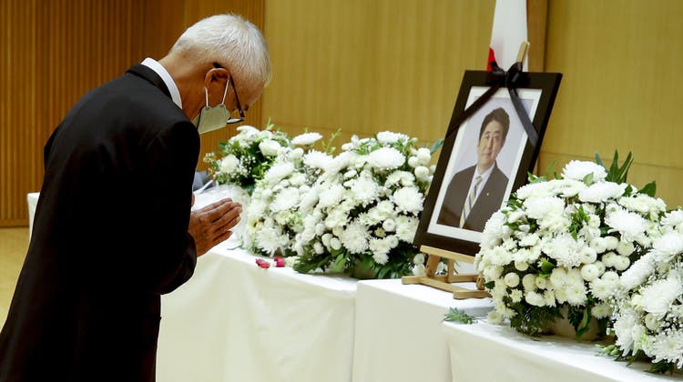 Respekt zollen über der Landesgrenze hinaus: Ein Mann verbeugt sich als Zeichen vor dem Foto des verstorbenen ehemaligen japanischen Premierministers Shinzo Abe in der japanischen Botschaft in Thailand. (Keystone)