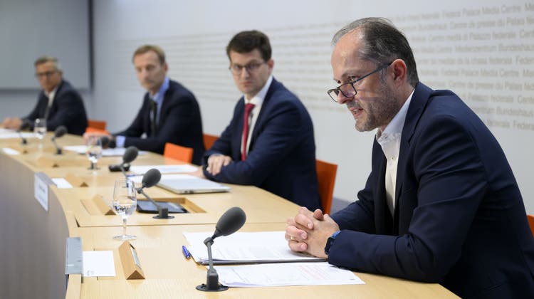 Benoit Revaz, Direktor Bundesamt für Energie (rechts), informiert am Point de Presse mit weiteren Experten. (Keystone)