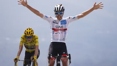 Tadej Pogacar gewinnt die 17. Etappe der Tour de France. Gleich dahinter folgt Leader Jonas Vingegaard. (Keystone)