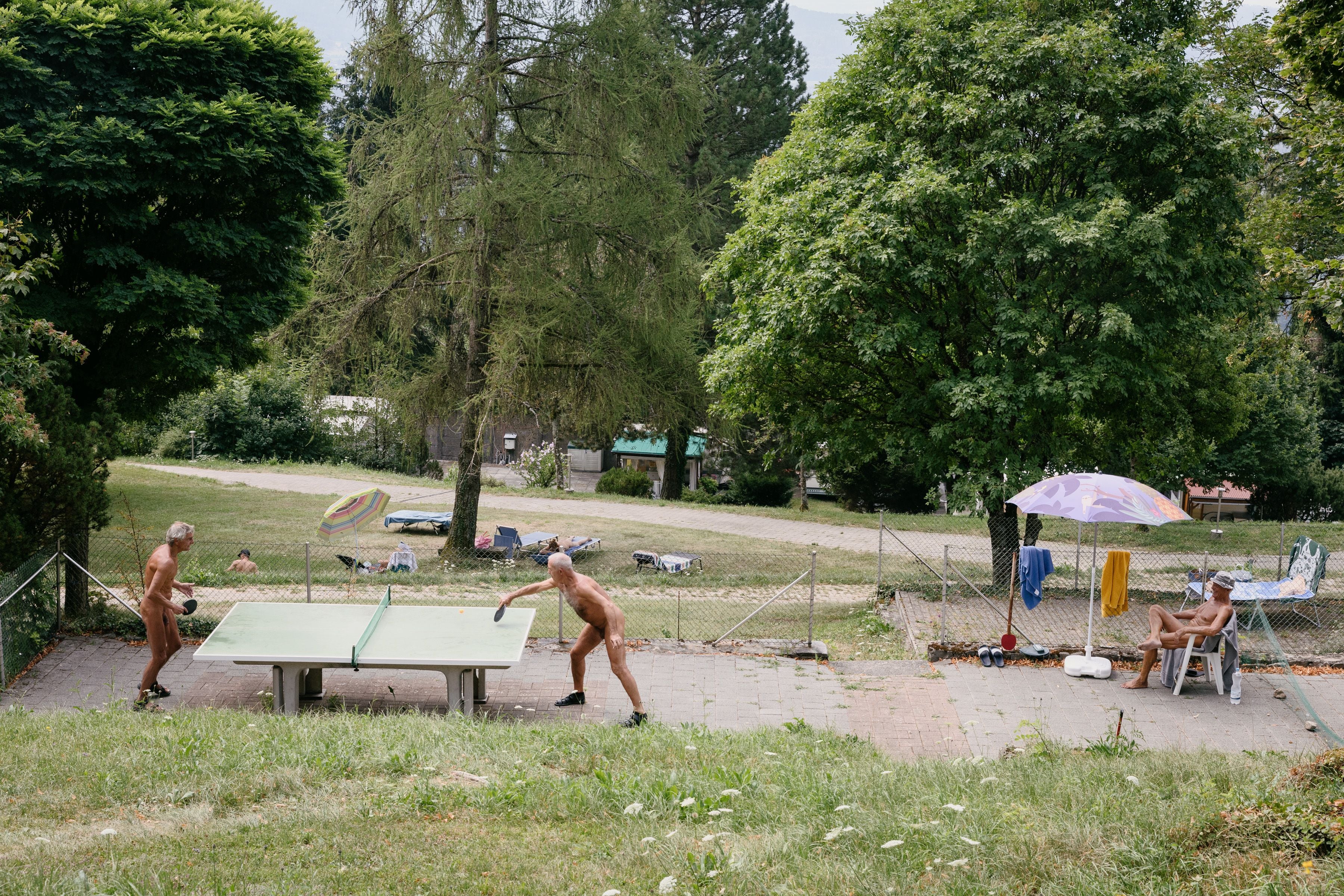 Auenstein: Naturisten Trotzen Der Hitze Mit Nackter Haut