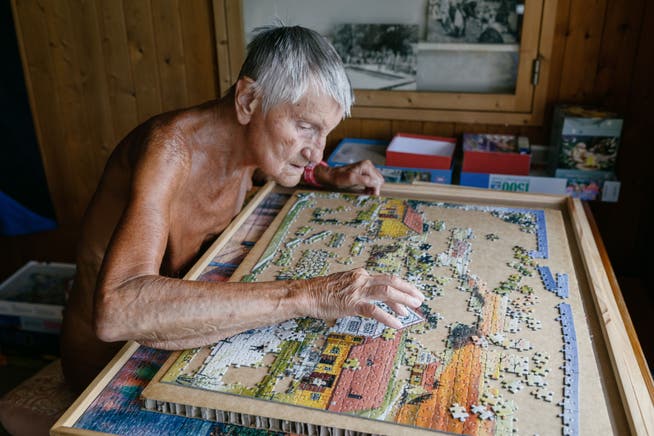 Die 82-jährige Ulli aus Süddeutschland ist im Mai angereist. Sie bleibt bis Ende September. Am liebsten sitzt sie im Clubhaus und löst Puzzles.