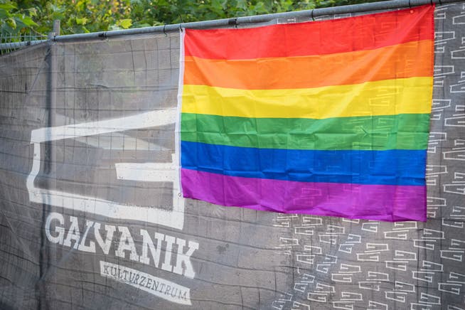 Die Regenbogen-Flagge als Erkennungszeichen für die «Zug Pride».