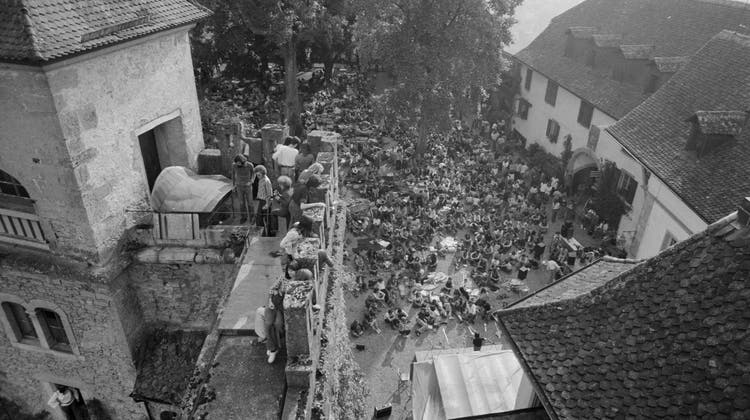 Daniel Perret mit seinem Dudelsack eröffnet am 2. Juli 1972 das 1. Folkfestival Lenzburg. (Schweizerisches Sozialarchiv Zürich)