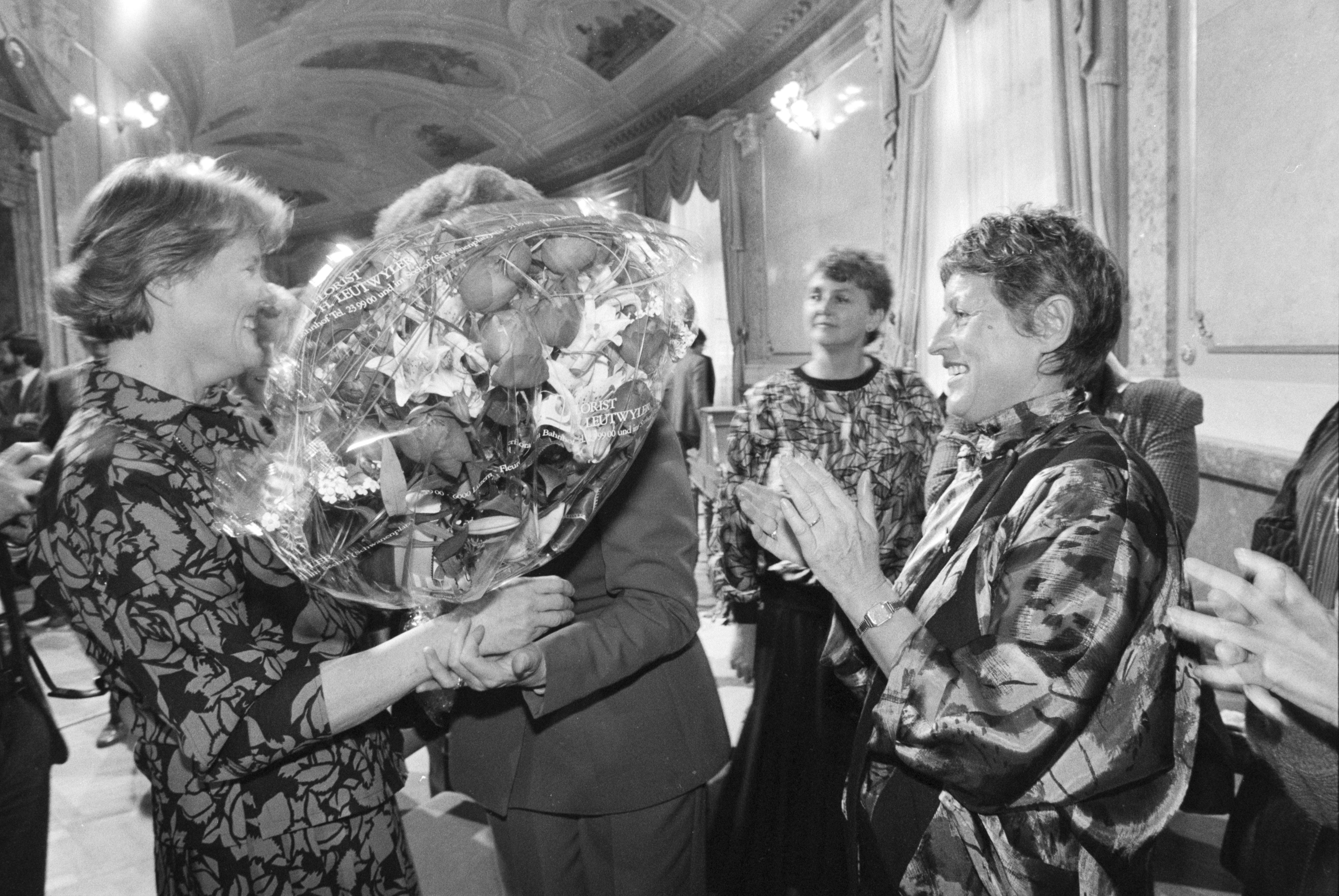 Judith Stamm (links) wird im Dezember 1986 als Bundesratskandidatin nominiert. Sie nimmt Gratulationen entgegen.