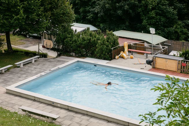 Blick von der Terrasse auf den Swimmingpool, das Herzstück der Anlage.